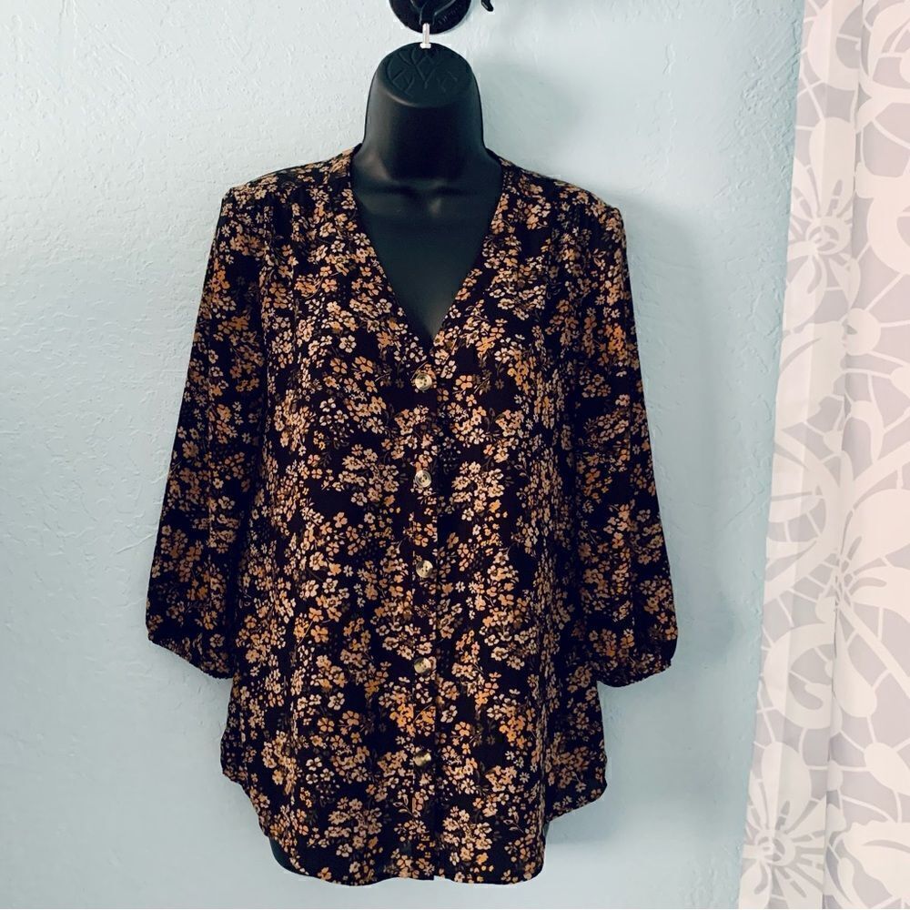 Maurices Black & Gold Floral V-Neck Button Down Blouse Size Small